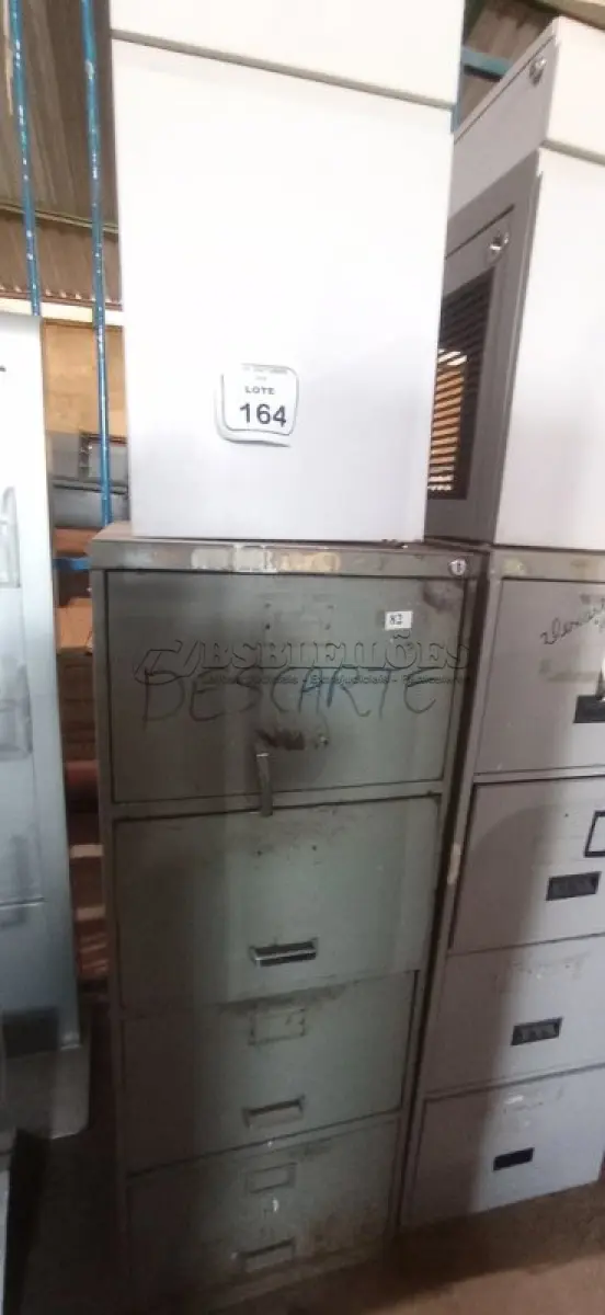 LOTE 164 - 01 ARQUIVO DE AÇO COM 04 GAVETAS EM AÇO E 01 ARMÁRIO BAIXO COM 01 GAVETA E SUPORTE PARA CPU. (NO ESTADO) ATENÇÃO! FAZER A VISITAÇÃO ANTES DE ARREMATAR, NÃO SABEMOS SE FUNCIONA, LEILÃO NÃO TEM GARANTIA E NEM DEVOLUÇÃO, SUJEITO A POSSÍVEIS AVARIAS VISÍVEIS/OCULTAS E/OU AUSÊNCIA DE COMPONENTES.