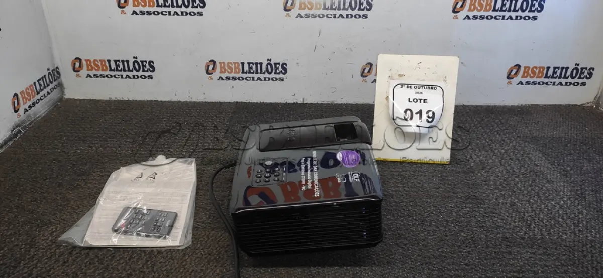 LOTE 019 - 01 PROJETOR MARCA BENQ SEM CABOS. (NO ESTADO) ATENÇÃO! FAZER A VISITAÇÃO ANTES DE ARREMATAR, NÃO SABEMOS SE FUNCIONA, LEILÃO NÃO TEM GARANTIA E NEM DEVOLUÇÃO, SUJEITO A POSSÍVEIS AVARIAS VISÍVEIS/OCULTAS E/OU AUSÊNCIA DE COMPONENTES.