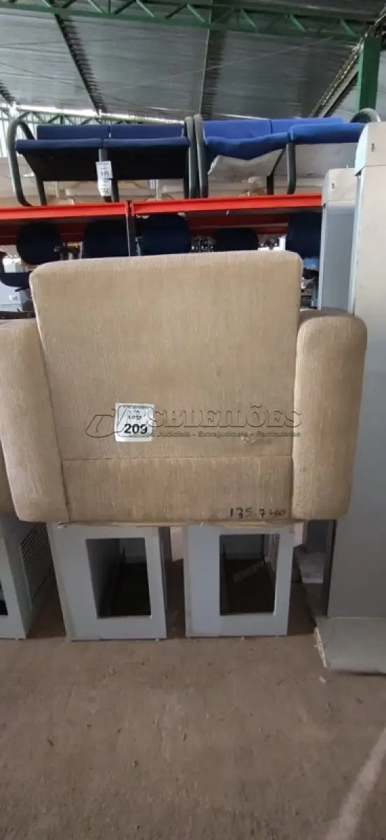 LOTE 209 - 01 POLTRONA E 02 ARMÁRIOS BAIXOS COM 01 GAVETA E SUPORTE PARA CPU. (NO ESTADO) ATENÇÃO! FAZER A VISITAÇÃO ANTES DE ARREMATAR, NÃO SABEMOS SE FUNCIONA, LEILÃO NÃO TEM GARANTIA E NEM DEVOLUÇÃO, SUJEITO A POSSÍVEIS AVARIAS VISÍVEIS/OCULTAS E/OU AUSÊNCIA DE COMPONENTES.