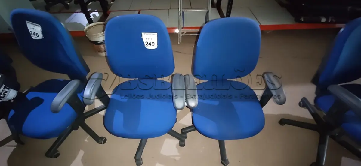 LOTE 249 - 02 CADEIRAS DE ESCRITÓRIO GIRATÓRIA. (NO ESTADO) ATENÇÃO! FAZER A VISITAÇÃO ANTES DE ARREMATAR, NÃO SABEMOS SE FUNCIONA, LEILÃO NÃO TEM GARANTIA E NEM DEVOLUÇÃO, SUJEITO A POSSÍVEIS AVARIAS VISÍVEIS/OCULTAS E/OU AUSÊNCIA DE COMPONENTES.