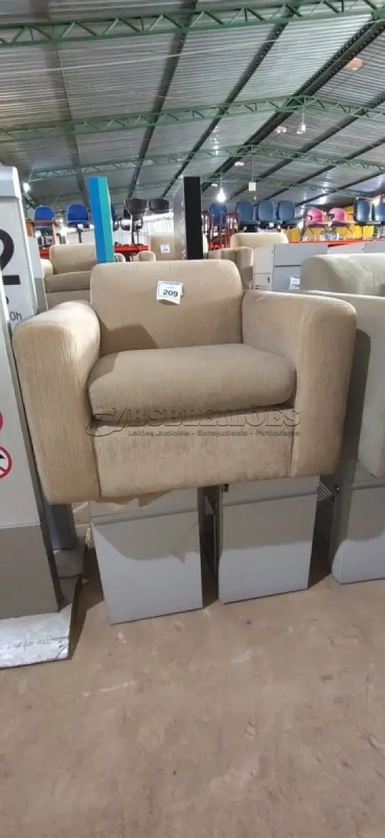 LOTE 209 - 01 POLTRONA E 02 ARMÁRIOS BAIXOS COM 01 GAVETA E SUPORTE PARA CPU. (NO ESTADO) ATENÇÃO! FAZER A VISITAÇÃO ANTES DE ARREMATAR, NÃO SABEMOS SE FUNCIONA, LEILÃO NÃO TEM GARANTIA E NEM DEVOLUÇÃO, SUJEITO A POSSÍVEIS AVARIAS VISÍVEIS/OCULTAS E/OU AUSÊNCIA DE COMPONENTES.