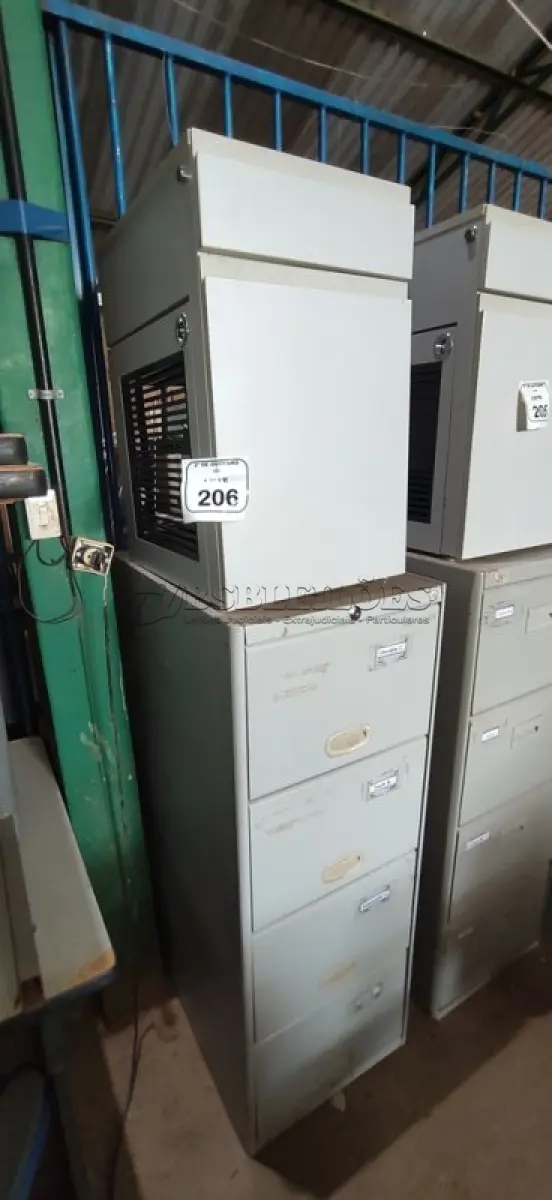 LOTE 206 - 01 ARQUIVO DE AÇO COM 04 GAVETAS E 01 ARMÁRIO BAIXO COM 01 GAVETA E SUPORTE PARA CPU. (NO ESTADO) ATENÇÃO! FAZER A VISITAÇÃO ANTES DE ARREMATAR, NÃO SABEMOS SE FUNCIONA, LEILÃO NÃO TEM GARANTIA E NEM DEVOLUÇÃO, SUJEITO A POSSÍVEIS AVARIAS VISÍVEIS/OCULTAS E/OU AUSÊNCIA DE COMPONENTES.