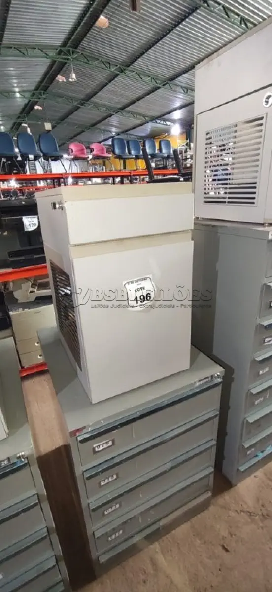 LOTE 196 - 01 ARQUIVO BAIXO DE AÇO COM 05 GAVETAS E 01 ARMÁRIO BAIXO COM 01 GAVETA E SUPORTE PARA CPU. (NO ESTADO) ATENÇÃO! FAZER A VISITAÇÃO ANTES DE ARREMATAR, NÃO SABEMOS SE FUNCIONA, LEILÃO NÃO TEM GARANTIA E NEM DEVOLUÇÃO, SUJEITO A POSSÍVEIS AVARIAS VISÍVEIS/OCULTAS E/OU AUSÊNCIA DE COMPONENTES.