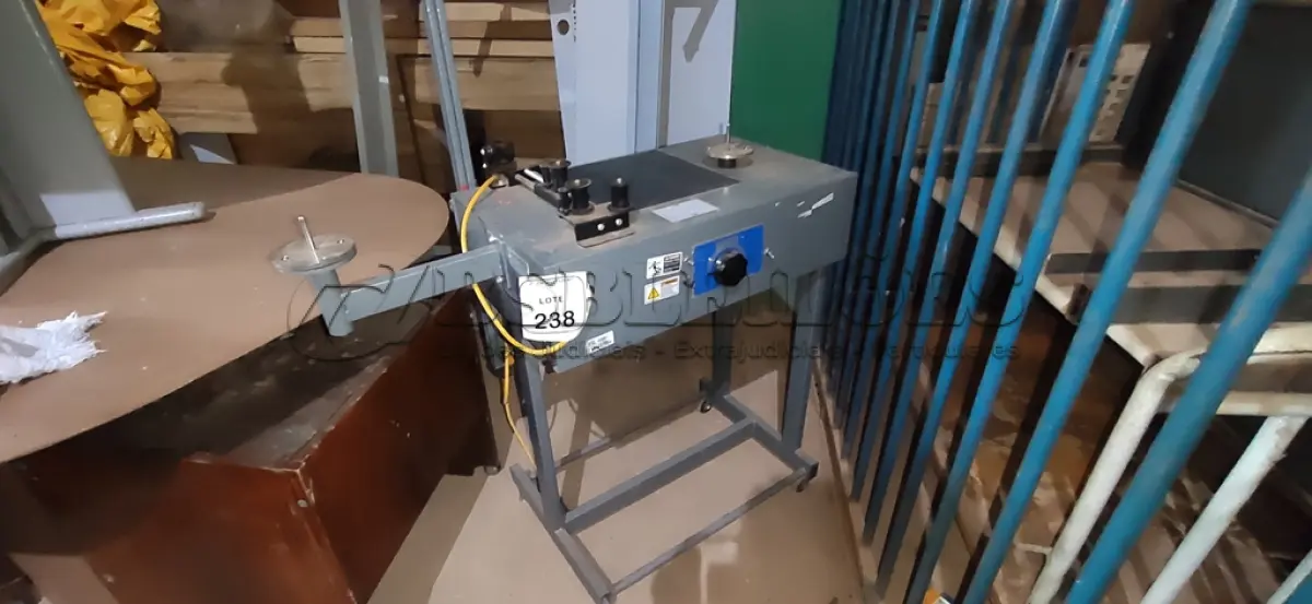LOTE 238 - 01 MÁQUINA DE EMBALAGEM/ROTULAGEM. (NO ESTADO) ATENÇÃO! FAZER A VISITAÇÃO ANTES DE ARREMATAR, NÃO SABEMOS SE FUNCIONA, LEILÃO NÃO TEM GARANTIA E NEM DEVOLUÇÃO, SUJEITO A POSSÍVEIS AVARIAS VISÍVEIS/OCULTAS E/OU AUSÊNCIA DE COMPONENTES.