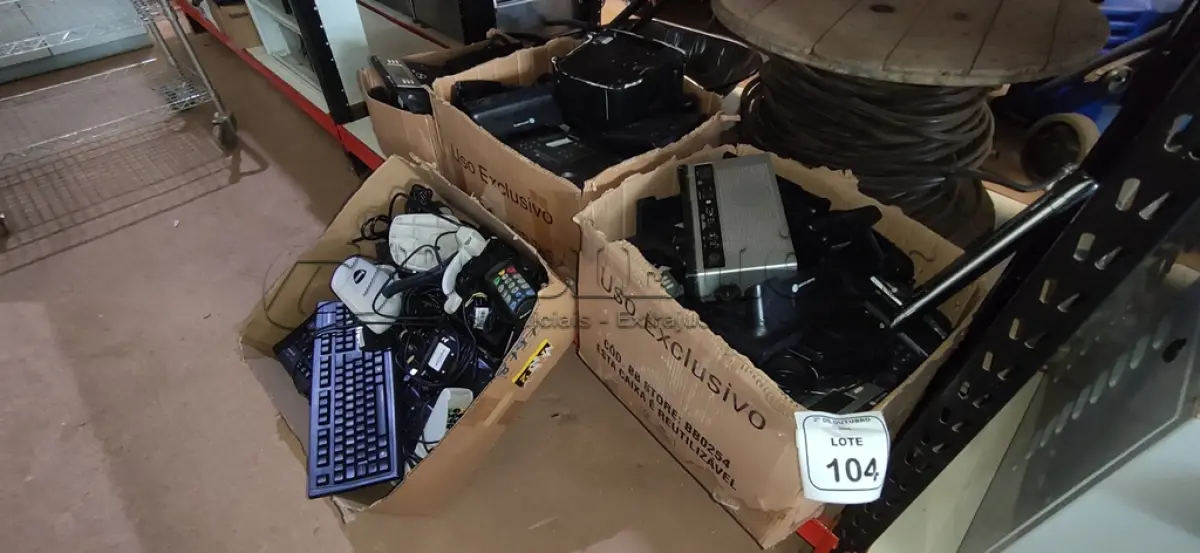 LOTE 104 - 01 LOTE COM GRANDE QUANTIDADE DE TECLADOS DE PC, LEITORES DE CÓDIGO DE BARRAS, APARELHOS DE TELEFONE FIXO E ELETRÔNICOS DIVERSOS. (NO ESTADO) ATENÇÃO! FAZER A VISITAÇÃO ANTES DE ARREMATAR, NÃO SABEMOS SE FUNCIONA, LEILÃO NÃO TEM GARANTIA E NEM DEVOLUÇÃO, SUJEITO A POSSÍVEIS AVARIAS VISÍVEIS/OCULTAS E/OU AUSÊNCIA DE COMPONENTES.