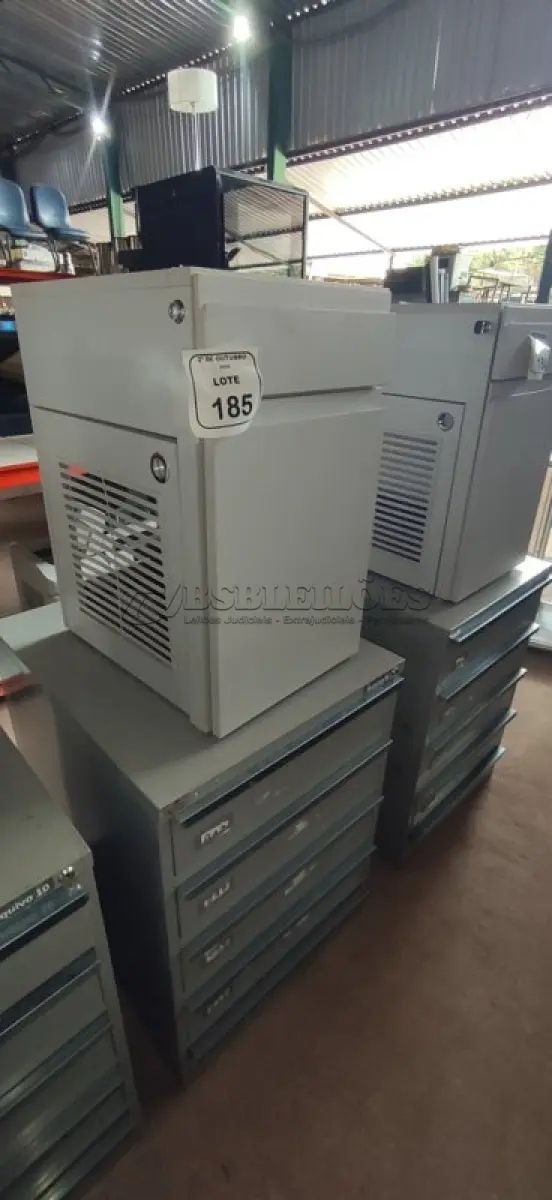 LOTE 185 - 01 ARQUIVO BAIXO DE AÇO COM 05 GAVETAS E 01 ARMÁRIO BAIXO COM 01 GAVETA E SUPORTE PARA CPU. (NO ESTADO) ATENÇÃO! FAZER A VISITAÇÃO ANTES DE ARREMATAR, NÃO SABEMOS SE FUNCIONA, LEILÃO NÃO TEM GARANTIA E NEM DEVOLUÇÃO, SUJEITO A POSSÍVEIS AVARIAS VISÍVEIS/OCULTAS E/OU AUSÊNCIA DE COMPONENTES.