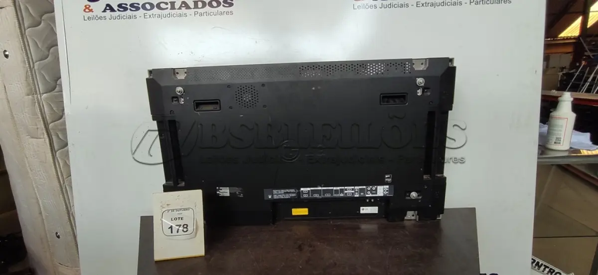 LOTE 178 - 01 MONITOR PROFISSIONAL PARA VÍDEO WALL MODELO 47WV30BS-B MARCA LG. (NO ESTADO) ATENÇÃO! FAZER A VISITAÇÃO ANTES DE ARREMATAR, NÃO SABEMOS SE FUNCIONA, LEILÃO NÃO TEM GARANTIA E NEM DEVOLUÇÃO, SUJEITO A POSSÍVEIS AVARIAS VISÍVEIS/OCULTAS E/OU AUSÊNCIA DE COMPONENTES.