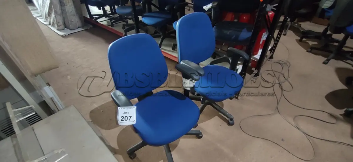 LOTE 207 - 02 CADEIRAS DE ESCRITÓRIO GIRATÓRIA. (NO ESTADO) ATENÇÃO! FAZER A VISITAÇÃO ANTES DE ARREMATAR, NÃO SABEMOS SE FUNCIONA, LEILÃO NÃO TEM GARANTIA E NEM DEVOLUÇÃO, SUJEITO A POSSÍVEIS AVARIAS VISÍVEIS/OCULTAS E/OU AUSÊNCIA DE COMPONENTES.