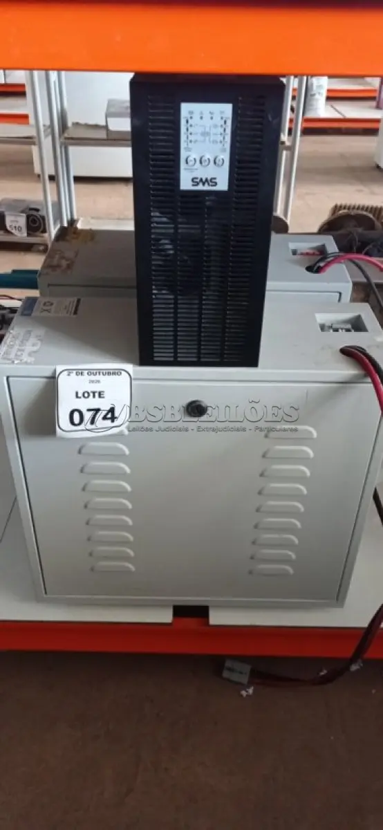 LOTE 074 - 01 NOBREAK DE 1684 VA MARCA SMS E 02 BANCOS DE BATERIAS VAZIOS. (NO ESTADO) ATENÇÃO! FAZER A VISITAÇÃO ANTES DE ARREMATAR, NÃO SABEMOS SE FUNCIONA, LEILÃO NÃO TEM GARANTIA E NEM DEVOLUÇÃO, SUJEITO A POSSÍVEIS AVARIAS VISÍVEIS/OCULTAS E/OU AUSÊNCIA DE COMPONENTES.