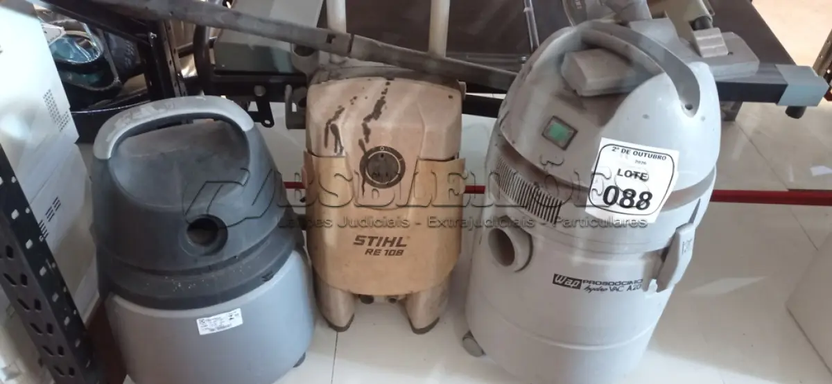 LOTE 088 - 03 ASPIRADORES DE PÓ DE MARCAS E MODELOS DIVERSOS. (NO ESTADO) ATENÇÃO! FAZER A VISITAÇÃO ANTES DE ARREMATAR, NÃO SABEMOS SE FUNCIONA, LEILÃO NÃO TEM GARANTIA E NEM DEVOLUÇÃO, SUJEITO A POSSÍVEIS AVARIAS VISÍVEIS/OCULTAS E/OU AUSÊNCIA DE COMPONENTES.