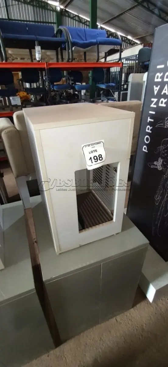 LOTE 198 - 01 ARQUIVO BAIXO DE AÇO COM 05 GAVETAS E 01 ARMÁRIO BAIXO COM 01 GAVETA E SUPORTE PARA CPU. (NO ESTADO) ATENÇÃO! FAZER A VISITAÇÃO ANTES DE ARREMATAR, NÃO SABEMOS SE FUNCIONA, LEILÃO NÃO TEM GARANTIA E NEM DEVOLUÇÃO, SUJEITO A POSSÍVEIS AVARIAS VISÍVEIS/OCULTAS E/OU AUSÊNCIA DE COMPONENTES.