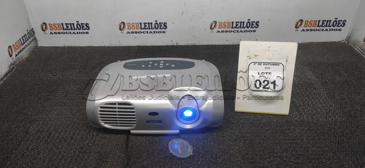 LOTE 021 - 01 PROJETOR MARCA EPSON SEM CABOS. (NO ESTADO) ATENÇÃO! FAZER A VISITAÇÃO ANTES DE ARREMATAR, NÃO SABEMOS SE FUNCIONA, LEILÃO NÃO TEM GARANTIA E NEM DEVOLUÇÃO, SUJEITO A POSSÍVEIS AVARIAS VISÍVEIS/OCULTAS E/OU AUSÊNCIA DE COMPONENTES.