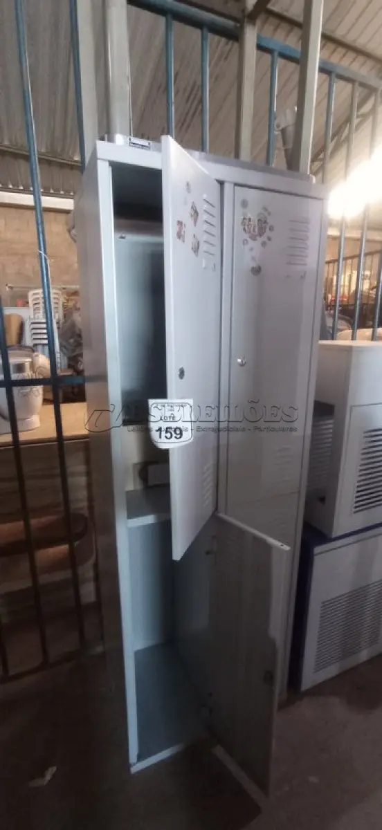LOTE 159 - 01 ARMÁRIO ROUPEIRO DE 04 PORTAS E 01 MESA BAIXA COM RODAS. (NO ESTADO) ATENÇÃO! FAZER A VISITAÇÃO ANTES DE ARREMATAR, NÃO SABEMOS SE FUNCIONA, LEILÃO NÃO TEM GARANTIA E NEM DEVOLUÇÃO, SUJEITO A POSSÍVEIS AVARIAS VISÍVEIS/OCULTAS E/OU AUSÊNCIA DE COMPONENTES.