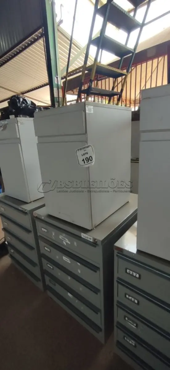 LOTE 190 - 01 ARQUIVO BAIXO DE AÇO COM 05 GAVETAS E 01 ARMÁRIO BAIXO COM 01 GAVETA E SUPORTE PARA CPU. (NO ESTADO) ATENÇÃO! FAZER A VISITAÇÃO ANTES DE ARREMATAR, NÃO SABEMOS SE FUNCIONA, LEILÃO NÃO TEM GARANTIA E NEM DEVOLUÇÃO, SUJEITO A POSSÍVEIS AVARIAS VISÍVEIS/OCULTAS E/OU AUSÊNCIA DE COMPONENTES.