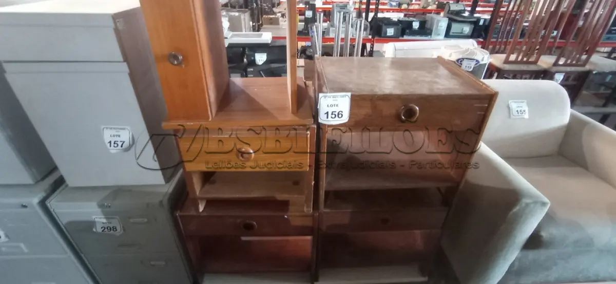 LOTE 156 - 05 CRIADOS MUDOS BAIXO EM MADEIRA COM 01 GAVETA. (NO ESTADO) ATENÇÃO! FAZER A VISITAÇÃO ANTES DE ARREMATAR, NÃO SABEMOS SE FUNCIONA, LEILÃO NÃO TEM GARANTIA E NEM DEVOLUÇÃO, SUJEITO A POSSÍVEIS AVARIAS VISÍVEIS/OCULTAS E/OU AUSÊNCIA DE COMPONENTES.