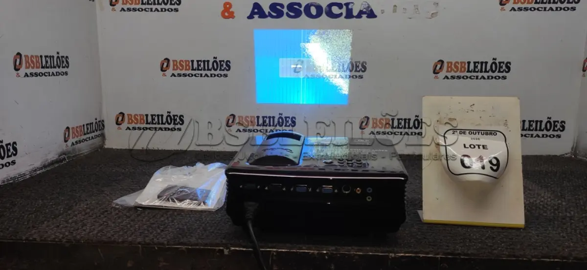 LOTE 019 - 01 PROJETOR MARCA BENQ SEM CABOS. (NO ESTADO) ATENÇÃO! FAZER A VISITAÇÃO ANTES DE ARREMATAR, NÃO SABEMOS SE FUNCIONA, LEILÃO NÃO TEM GARANTIA E NEM DEVOLUÇÃO, SUJEITO A POSSÍVEIS AVARIAS VISÍVEIS/OCULTAS E/OU AUSÊNCIA DE COMPONENTES.