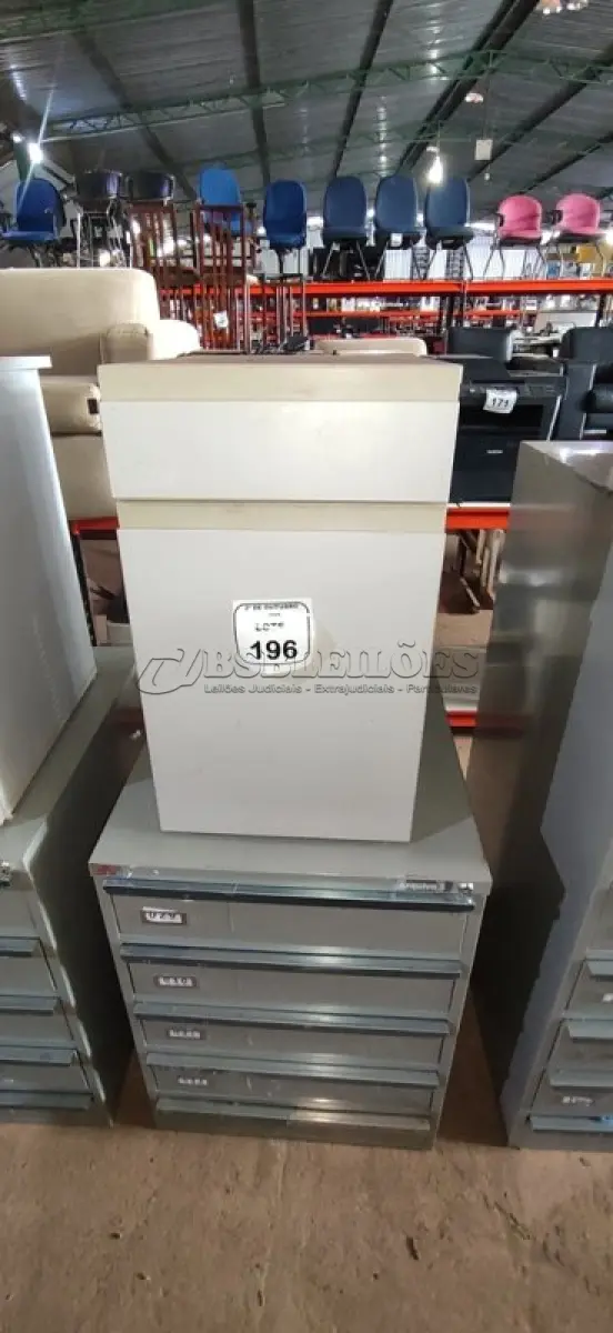 LOTE 196 - 01 ARQUIVO BAIXO DE AÇO COM 05 GAVETAS E 01 ARMÁRIO BAIXO COM 01 GAVETA E SUPORTE PARA CPU. (NO ESTADO) ATENÇÃO! FAZER A VISITAÇÃO ANTES DE ARREMATAR, NÃO SABEMOS SE FUNCIONA, LEILÃO NÃO TEM GARANTIA E NEM DEVOLUÇÃO, SUJEITO A POSSÍVEIS AVARIAS VISÍVEIS/OCULTAS E/OU AUSÊNCIA DE COMPONENTES.
