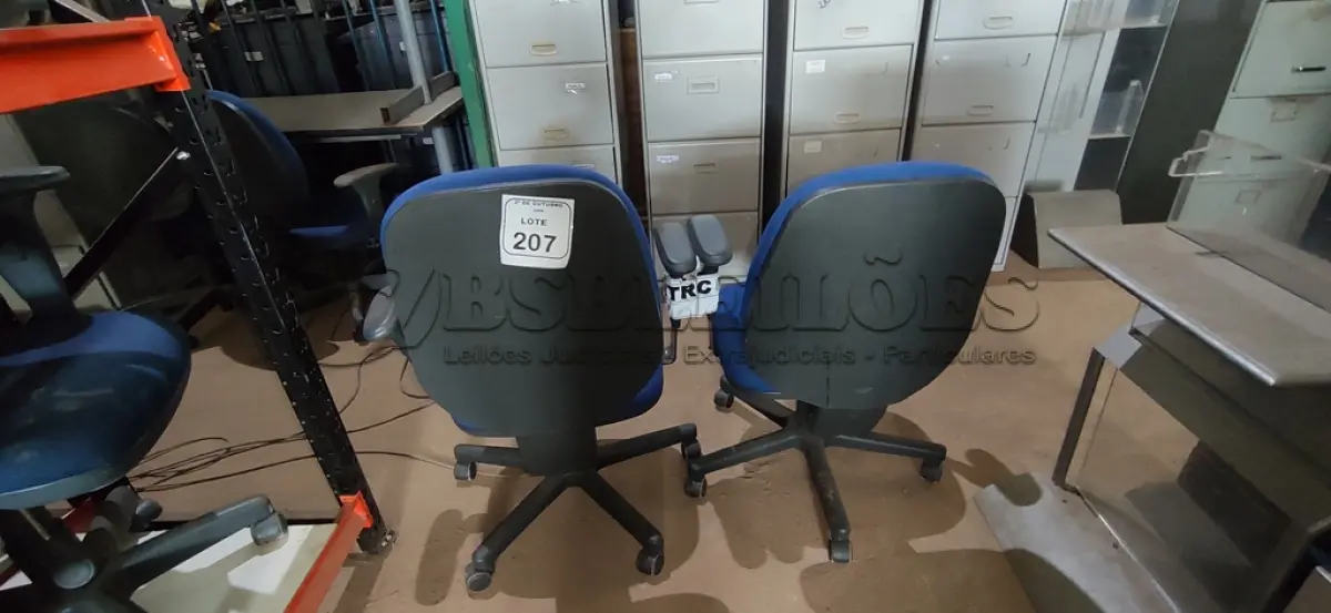 LOTE 207 - 02 CADEIRAS DE ESCRITÓRIO GIRATÓRIA. (NO ESTADO) ATENÇÃO! FAZER A VISITAÇÃO ANTES DE ARREMATAR, NÃO SABEMOS SE FUNCIONA, LEILÃO NÃO TEM GARANTIA E NEM DEVOLUÇÃO, SUJEITO A POSSÍVEIS AVARIAS VISÍVEIS/OCULTAS E/OU AUSÊNCIA DE COMPONENTES.