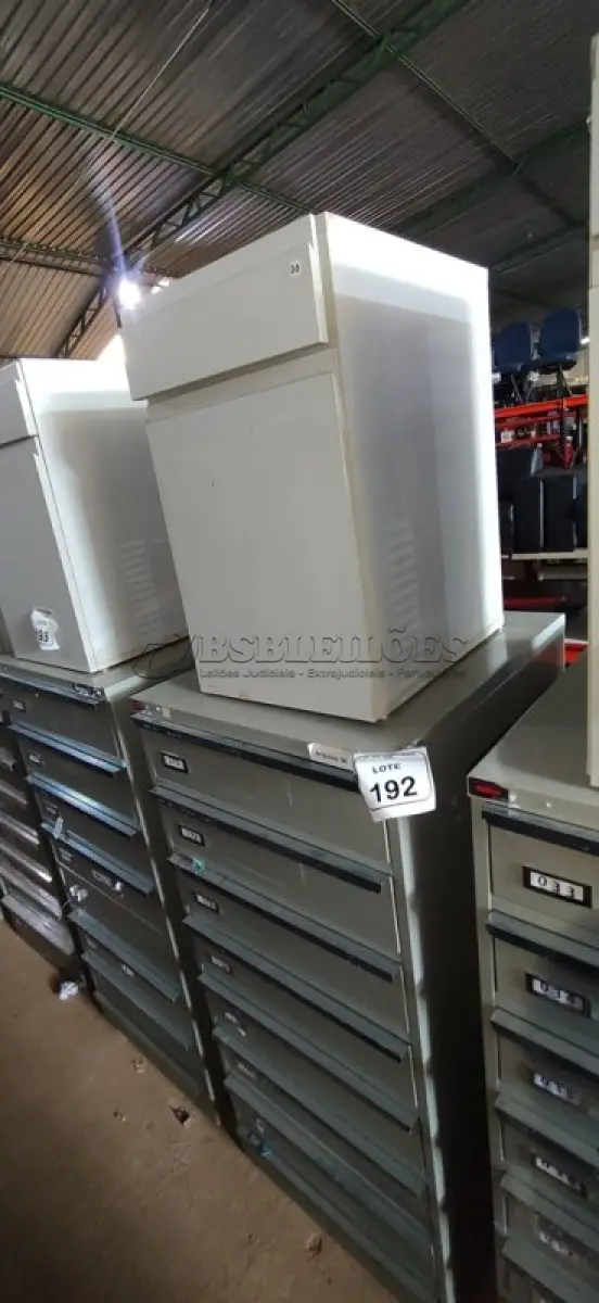 LOTE 192 - 01 ARQUIVO BAIXO DE AÇO COM 08 GAVETAS E 01 ARMÁRIO BAIXO COM 01 GAVETA E SUPORTE PARA CPU. (NO ESTADO) ATENÇÃO! FAZER A VISITAÇÃO ANTES DE ARREMATAR, NÃO SABEMOS SE FUNCIONA, LEILÃO NÃO TEM GARANTIA E NEM DEVOLUÇÃO, SUJEITO A POSSÍVEIS AVARIAS VISÍVEIS/OCULTAS E/OU AUSÊNCIA DE COMPONENTES.