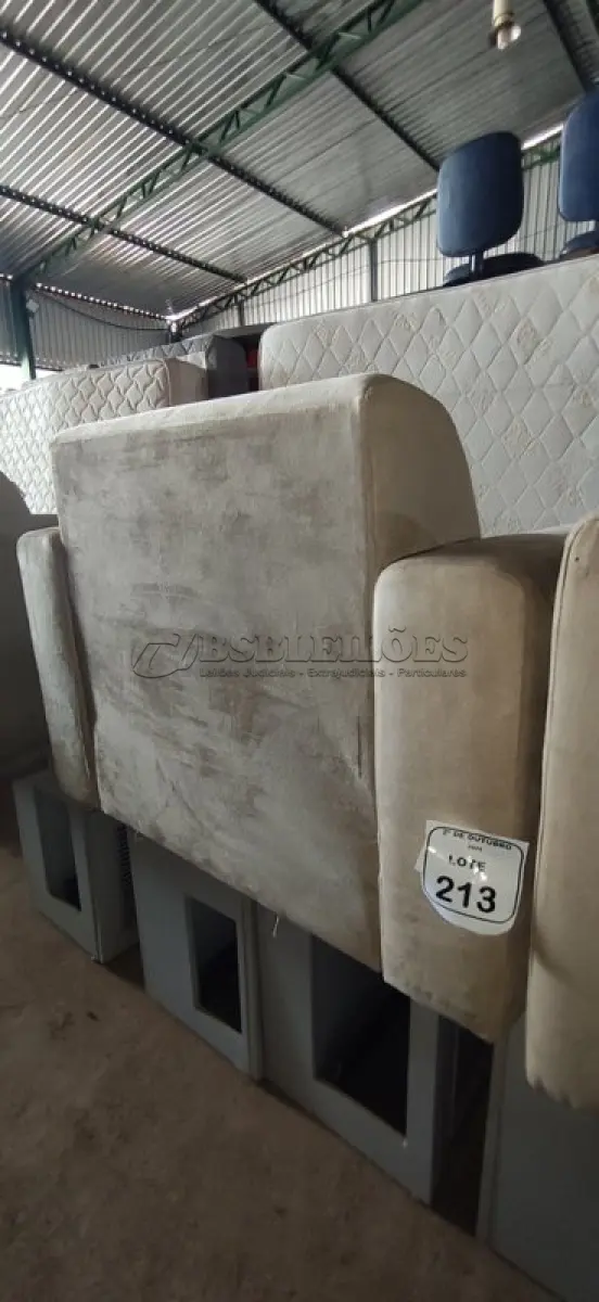 LOTE 213 - 01 POLTRONA E 02 ARMÁRIOS BAIXOS COM 01 GAVETA E SUPORTE PARA CPU. (NO ESTADO) ATENÇÃO! FAZER A VISITAÇÃO ANTES DE ARREMATAR, NÃO SABEMOS SE FUNCIONA, LEILÃO NÃO TEM GARANTIA E NEM DEVOLUÇÃO, SUJEITO A POSSÍVEIS AVARIAS VISÍVEIS/OCULTAS E/OU AUSÊNCIA DE COMPONENTES.