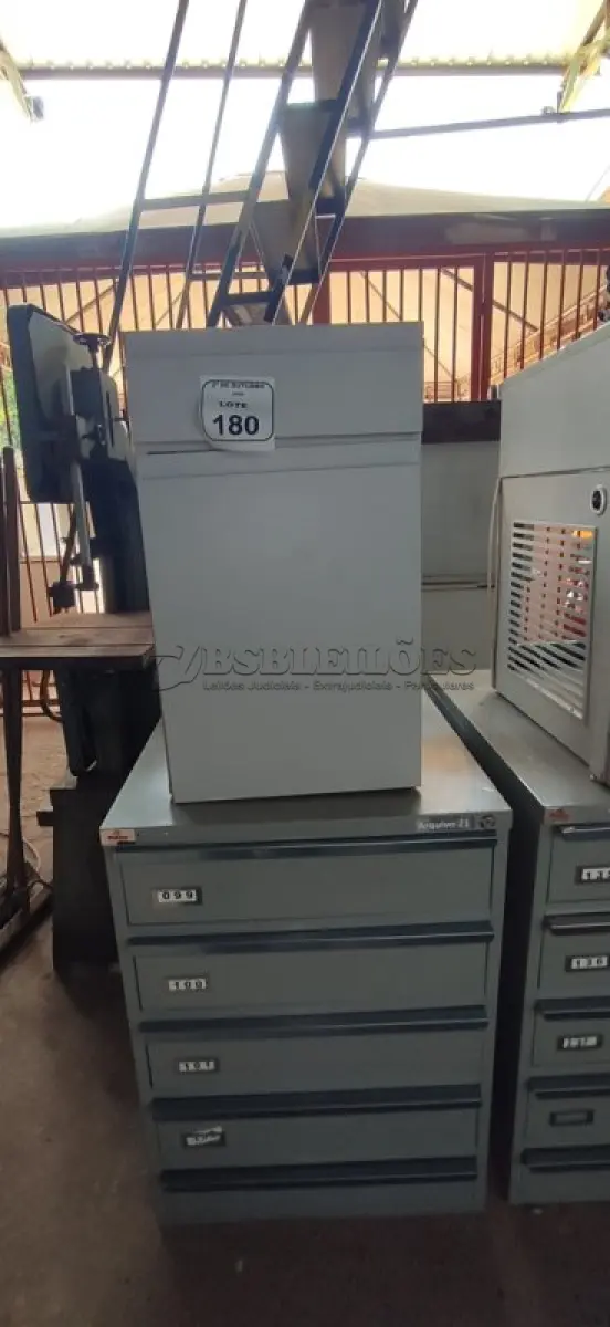LOTE 180 - 01 ARQUIVO BAIXO DE AÇO COM 05 GAVETAS E 01 ARMÁRIO BAIXO COM 01 GAVETA E SUPORTE PARA CPU. (NO ESTADO) ATENÇÃO! FAZER A VISITAÇÃO ANTES DE ARREMATAR, NÃO SABEMOS SE FUNCIONA, LEILÃO NÃO TEM GARANTIA E NEM DEVOLUÇÃO, SUJEITO A POSSÍVEIS AVARIAS VISÍVEIS/OCULTAS E/OU AUSÊNCIA DE COMPONENTES.