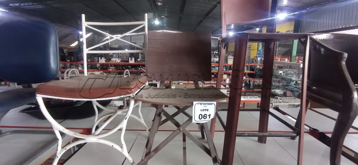 LOTE 061 - 03 CADEIRAS DE MODELO DIVERSOS. (NO ESTADO) ATENÇÃO! FAZER A VISITAÇÃO ANTES DE ARREMATAR, NÃO SABEMOS SE FUNCIONA, LEILÃO NÃO TEM GARANTIA E NEM DEVOLUÇÃO, SUJEITO A POSSÍVEIS AVARIAS VISÍVEIS/OCULTAS E/OU AUSÊNCIA DE COMPONENTES.