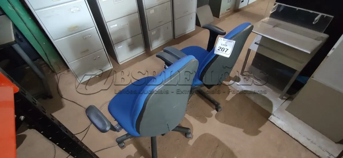 LOTE 207 - 02 CADEIRAS DE ESCRITÓRIO GIRATÓRIA. (NO ESTADO) ATENÇÃO! FAZER A VISITAÇÃO ANTES DE ARREMATAR, NÃO SABEMOS SE FUNCIONA, LEILÃO NÃO TEM GARANTIA E NEM DEVOLUÇÃO, SUJEITO A POSSÍVEIS AVARIAS VISÍVEIS/OCULTAS E/OU AUSÊNCIA DE COMPONENTES.