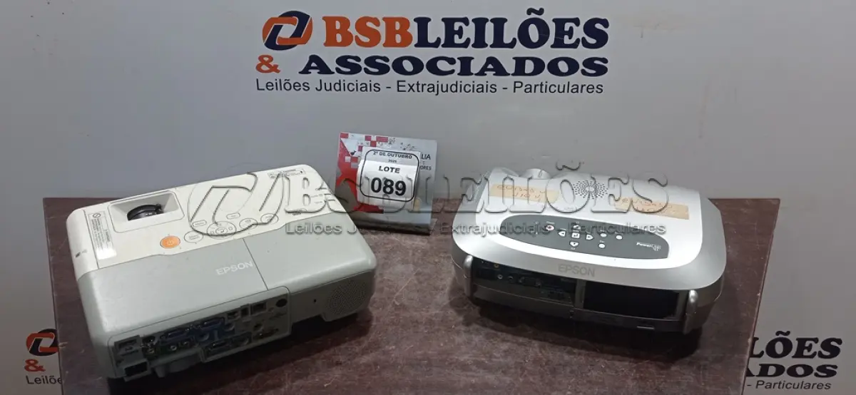 LOTE 089 - 02 PROJETORES MARCA EPSON SEM CABOS. (NO ESTADO) ATENÇÃO! FAZER A VISITAÇÃO ANTES DE ARREMATAR, NÃO SABEMOS SE FUNCIONA, LEILÃO NÃO TEM GARANTIA E NEM DEVOLUÇÃO, SUJEITO A POSSÍVEIS AVARIAS VISÍVEIS/OCULTAS E/OU AUSÊNCIA DE COMPONENTES.