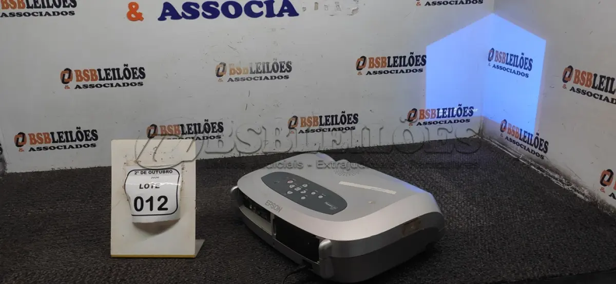 LOTE 012 - 01 PROJETOR MARCA EPSON SEM CABOS. (NO ESTADO) ATENÇÃO! FAZER A VISITAÇÃO ANTES DE ARREMATAR, NÃO SABEMOS SE FUNCIONA, LEILÃO NÃO TEM GARANTIA E NEM DEVOLUÇÃO, SUJEITO A POSSÍVEIS AVARIAS VISÍVEIS/OCULTAS E/OU AUSÊNCIA DE COMPONENTES.