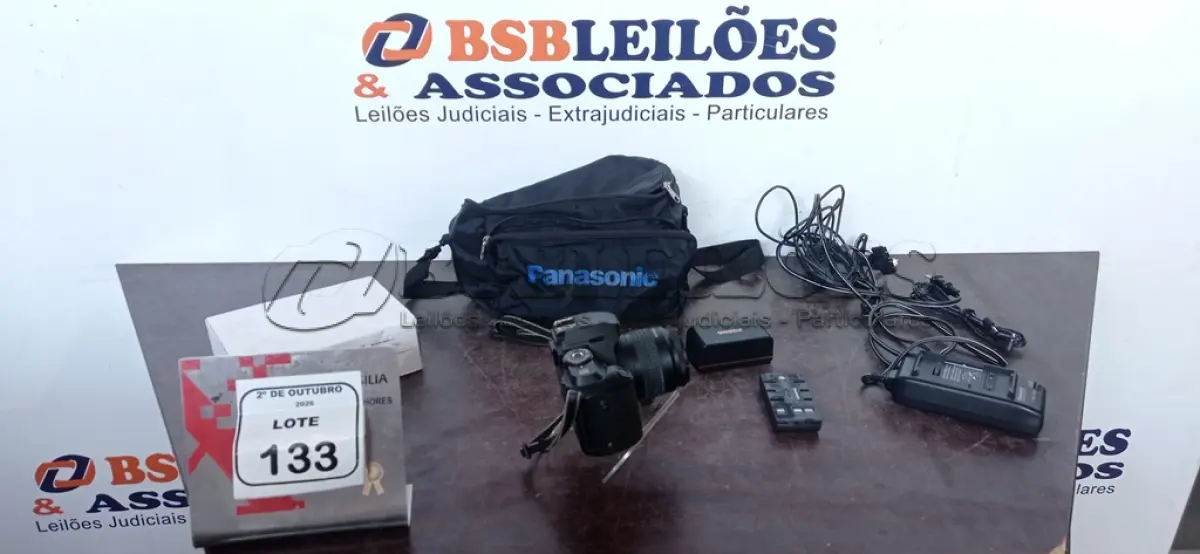 LOTE 133 - 01 CÂMERA FOTOGRÁFICA MODELO EOS 500 MARCA CANON E 01 BOLSA COM 02 BATERIAS E 01 CARREGADOR DE CÂMERA E CABOS DIVERSOS. (NO ESTADO) ATENÇÃO! FAZER A VISITAÇÃO ANTES DE ARREMATAR, NÃO SABEMOS SE FUNCIONA, LEILÃO NÃO TEM GARANTIA E NEM DEVOLUÇÃO, SUJEITO A POSSÍVEIS AVARIAS VISÍVEIS/OCULTAS E/OU AUSÊNCIA DE COMPONENTES.