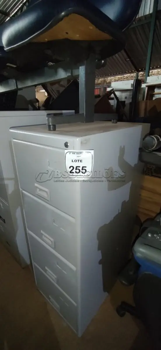 LOTE 255 - 01 ARQUIVO DE AÇO COM 04 GAVETAS. (NO ESTADO) ATENÇÃO! FAZER A VISITAÇÃO ANTES DE ARREMATAR, NÃO SABEMOS SE FUNCIONA, LEILÃO NÃO TEM GARANTIA E NEM DEVOLUÇÃO, SUJEITO A POSSÍVEIS AVARIAS VISÍVEIS/OCULTAS E/OU AUSÊNCIA DE COMPONENTES.