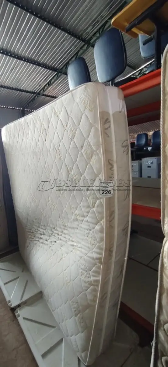 LOTE 226 - 01 COLCHÃO DE CASAL E 02 BASES. (NO ESTADO) ATENÇÃO! FAZER A VISITAÇÃO ANTES DE ARREMATAR, NÃO SABEMOS SE FUNCIONA, LEILÃO NÃO TEM GARANTIA E NEM DEVOLUÇÃO, SUJEITO A POSSÍVEIS AVARIAS VISÍVEIS/OCULTAS E/OU AUSÊNCIA DE COMPONENTES.