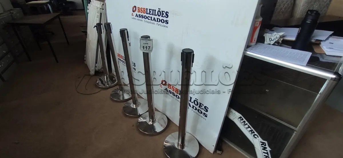 LOTE 117 - 05 ORGANIZADORES DE FILA CROMADOS DE 90CM CADA. (NO ESTADO) ATENÇÃO! FAZER A VISITAÇÃO ANTES DE ARREMATAR, NÃO SABEMOS SE FUNCIONA, LEILÃO NÃO TEM GARANTIA E NEM DEVOLUÇÃO, SUJEITO A POSSÍVEIS AVARIAS VISÍVEIS/OCULTAS E/OU AUSÊNCIA DE COMPONENTES.