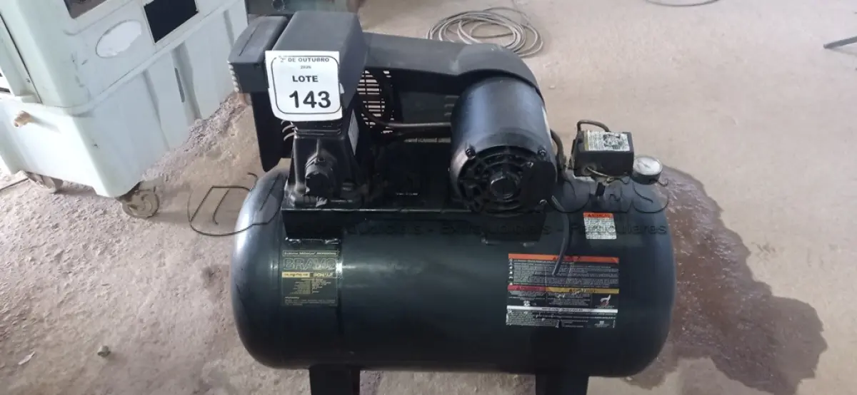 LOTE 143 - 01 COMPRESSOR DE AR PROFISSIONAL MODELO 6BR/100L 1HP 2 CILINDROS 140IBF MARCA SCHULZ. (NO ESTADO) ATENÇÃO! FAZER A VISITAÇÃO ANTES DE ARREMATAR, NÃO SABEMOS SE FUNCIONA, LEILÃO NÃO TEM GARANTIA E NEM DEVOLUÇÃO, SUJEITO A POSSÍVEIS AVARIAS VISÍVEIS/OCULTAS E/OU AUSÊNCIA DE COMPONENTES.