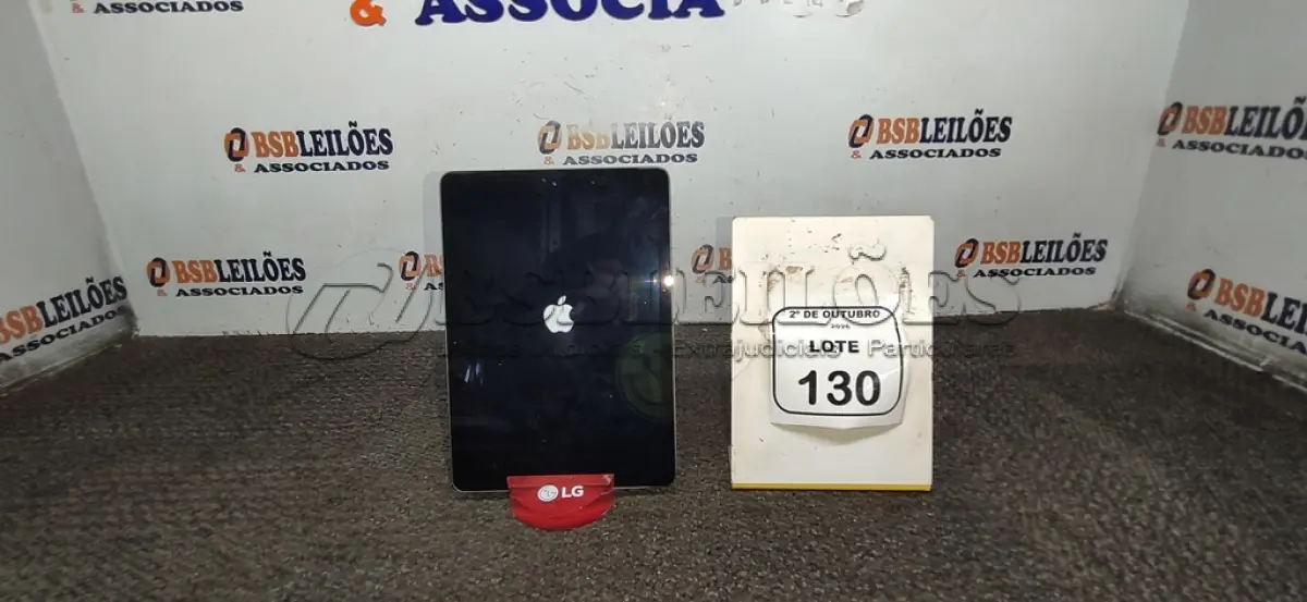 LOTE 130 - 01 IPAD AIR DE 1° GERAÇÃO APPLE SEM CARREGADOR. (NO ESTADO) ATENÇÃO! FAZER A VISITAÇÃO ANTES DE ARREMATAR, NÃO SABEMOS SE FUNCIONA, LEILÃO NÃO TEM GARANTIA E NEM DEVOLUÇÃO, SUJEITO A POSSÍVEIS AVARIAS VISÍVEIS/OCULTAS E/OU AUSÊNCIA DE COMPONENTES.
