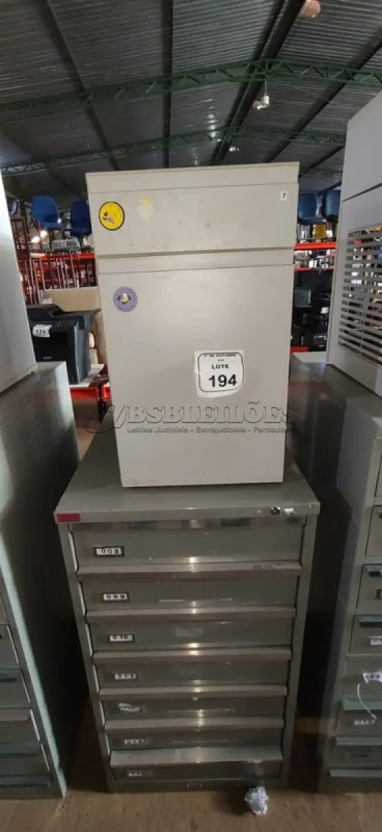 LOTE 194 - 01 ARQUIVO BAIXO DE AÇO COM 07 GAVETAS E 01 ARMÁRIO BAIXO COM 01 GAVETA E SUPORTE PARA CPU. (NO ESTADO) ATENÇÃO! FAZER A VISITAÇÃO ANTES DE ARREMATAR, NÃO SABEMOS SE FUNCIONA, LEILÃO NÃO TEM GARANTIA E NEM DEVOLUÇÃO, SUJEITO A POSSÍVEIS AVARIAS VISÍVEIS/OCULTAS E/OU AUSÊNCIA DE COMPONENTES.