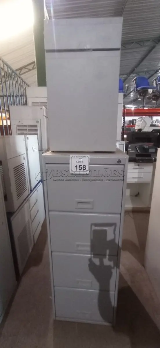 LOTE 158 - 01 ARQUIVO DE AÇO COM 04 GAVETAS EM AÇO E 01 ARMÁRIO BAIXO COM 01 GAVETA E SUPORTE PARA CPU. (NO ESTADO) ATENÇÃO! FAZER A VISITAÇÃO ANTES DE ARREMATAR, NÃO SABEMOS SE FUNCIONA, LEILÃO NÃO TEM GARANTIA E NEM DEVOLUÇÃO, SUJEITO A POSSÍVEIS AVARIAS VISÍVEIS/OCULTAS E/OU AUSÊNCIA DE COMPONENTES.