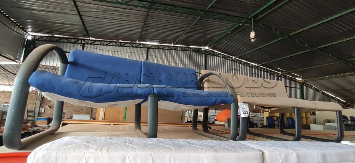 LOTE 222 - 02 POLTRONAS DE 02 LUGARES. (NO ESTADO) ATENÇÃO! FAZER A VISITAÇÃO ANTES DE ARREMATAR, NÃO SABEMOS SE FUNCIONA, LEILÃO NÃO TEM GARANTIA E NEM DEVOLUÇÃO, SUJEITO A POSSÍVEIS AVARIAS VISÍVEIS/OCULTAS E/OU AUSÊNCIA DE COMPONENTES.