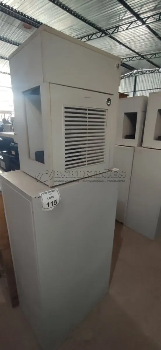 LOTE 115 - 01 ARQUIVO DE AÇO COM 04 GAVETAS EM AÇO E 01 ARMÁRIO BAIXO COM 01 GAVETA E SUPORTE PARA CPU. (NO ESTADO) ATENÇÃO! FAZER A VISITAÇÃO ANTES DE ARREMATAR, NÃO SABEMOS SE FUNCIONA, LEILÃO NÃO TEM GARANTIA E NEM DEVOLUÇÃO, SUJEITO A POSSÍVEIS AVARIAS VISÍVEIS/OCULTAS E/OU AUSÊNCIA DE COMPONENTES.