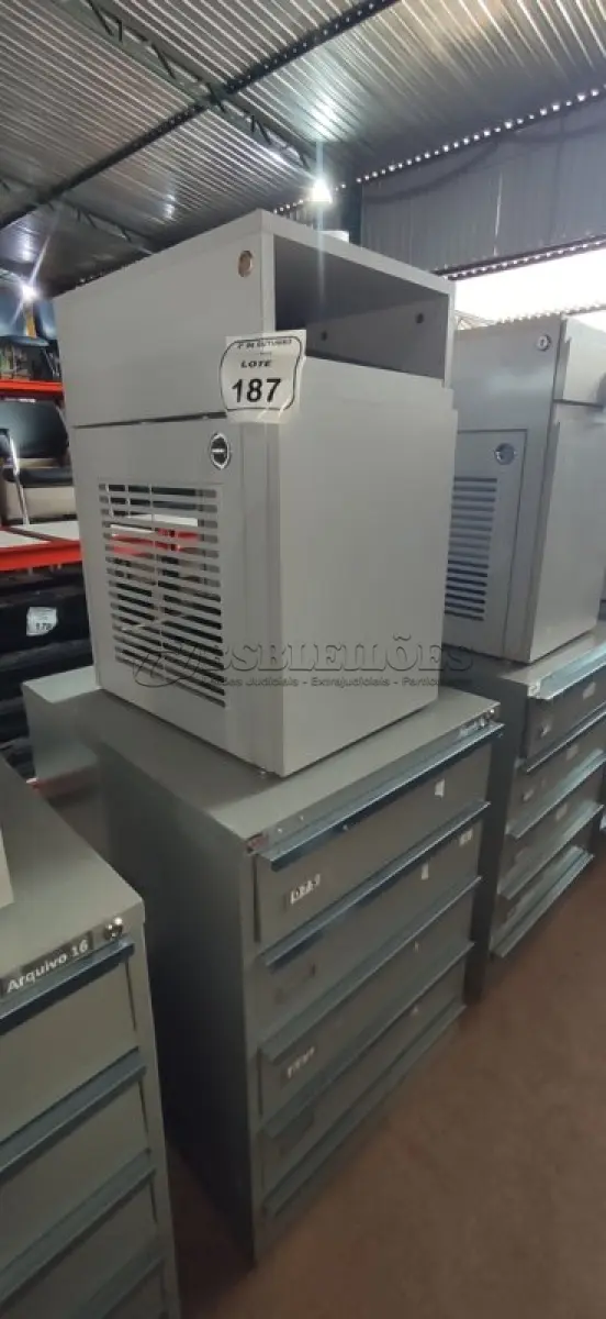 LOTE 187 - 01 ARQUIVO BAIXO DE AÇO COM 05 GAVETAS E 01 ARMÁRIO BAIXO COM 01 GAVETA E SUPORTE PARA CPU. (NO ESTADO) ATENÇÃO! FAZER A VISITAÇÃO ANTES DE ARREMATAR, NÃO SABEMOS SE FUNCIONA, LEILÃO NÃO TEM GARANTIA E NEM DEVOLUÇÃO, SUJEITO A POSSÍVEIS AVARIAS VISÍVEIS/OCULTAS E/OU AUSÊNCIA DE COMPONENTES.