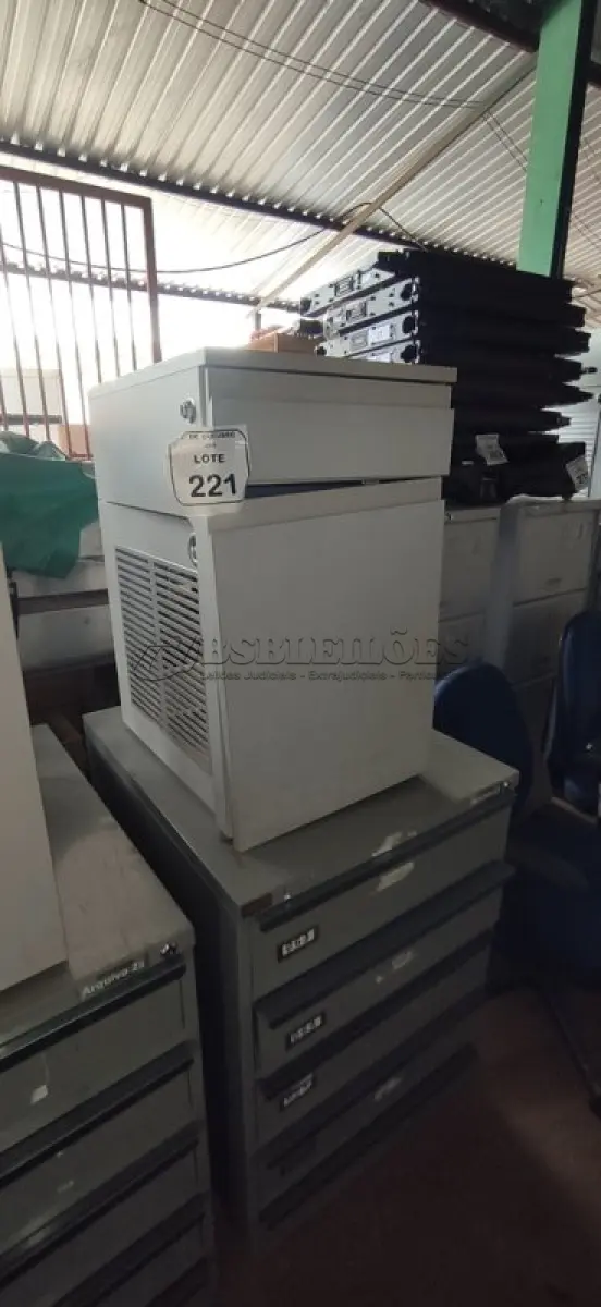LOTE 221 - 01 ARQUIVO BAIXO DE AÇO COM 05 GAVETAS E 01 ARMÁRIO BAIXO COM 01 GAVETA E SUPORTE PARA CPU. (NO ESTADO) ATENÇÃO! FAZER A VISITAÇÃO ANTES DE ARREMATAR, NÃO SABEMOS SE FUNCIONA, LEILÃO NÃO TEM GARANTIA E NEM DEVOLUÇÃO, SUJEITO A POSSÍVEIS AVARIAS VISÍVEIS/OCULTAS E/OU AUSÊNCIA DE COMPONENTES.