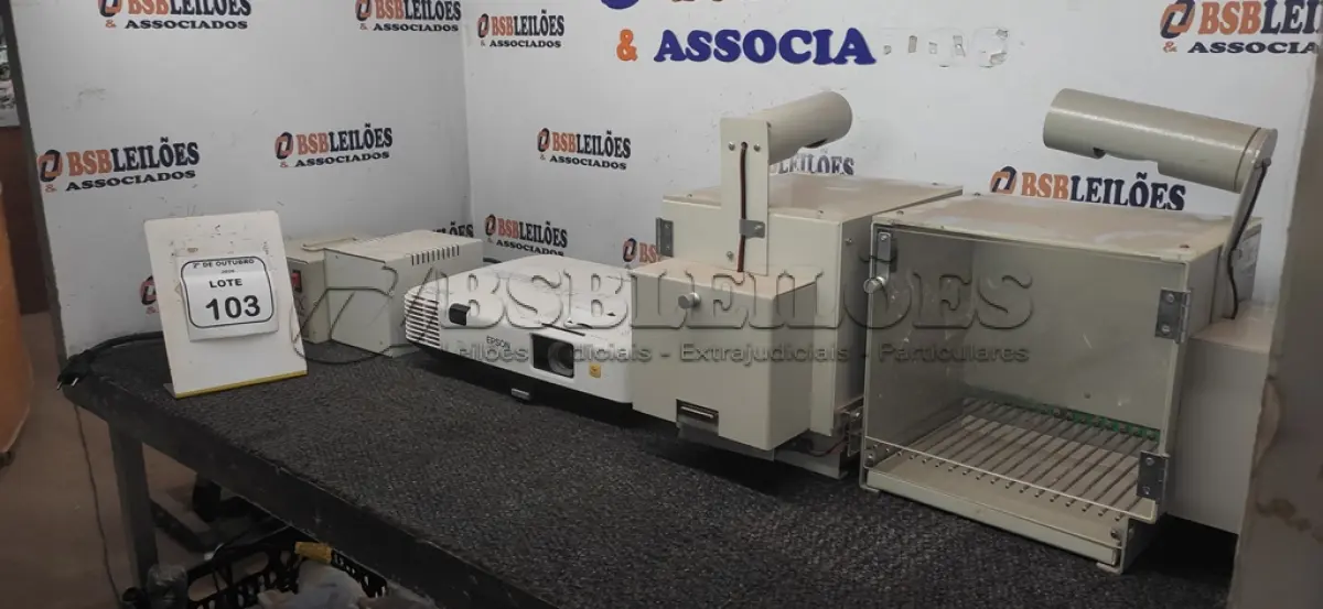 LOTE 103 - 02 CAIXAS DE CONDICIONAMENTO ANIMAL, 01 PROJETOR MARCA EPSON E 02 TRANSFORMADORES. (NO ESTADO) ATENÇÃO! FAZER A VISITAÇÃO ANTES DE ARREMATAR, NÃO SABEMOS SE FUNCIONA, LEILÃO NÃO TEM GARANTIA E NEM DEVOLUÇÃO, SUJEITO A POSSÍVEIS AVARIAS VISÍVEIS/OCULTAS E/OU AUSÊNCIA DE COMPONENTES.