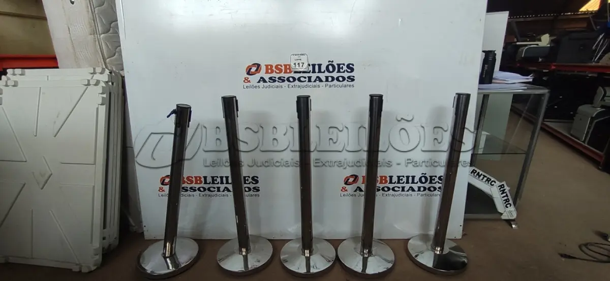 LOTE 117 - 05 ORGANIZADORES DE FILA CROMADOS DE 90CM CADA. (NO ESTADO) ATENÇÃO! FAZER A VISITAÇÃO ANTES DE ARREMATAR, NÃO SABEMOS SE FUNCIONA, LEILÃO NÃO TEM GARANTIA E NEM DEVOLUÇÃO, SUJEITO A POSSÍVEIS AVARIAS VISÍVEIS/OCULTAS E/OU AUSÊNCIA DE COMPONENTES.
