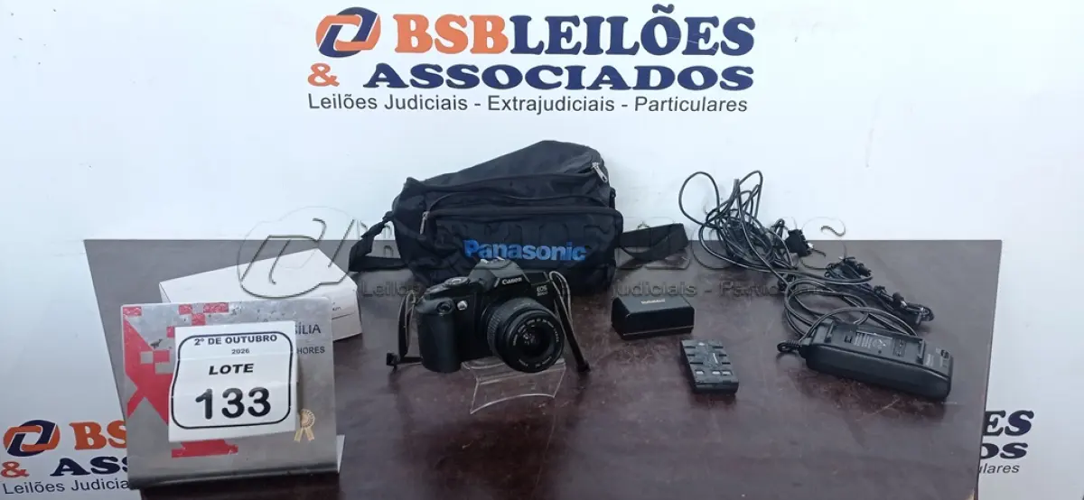 LOTE 133 - 01 CÂMERA FOTOGRÁFICA MODELO EOS 500 MARCA CANON E 01 BOLSA COM 02 BATERIAS E 01 CARREGADOR DE CÂMERA E CABOS DIVERSOS. (NO ESTADO) ATENÇÃO! FAZER A VISITAÇÃO ANTES DE ARREMATAR, NÃO SABEMOS SE FUNCIONA, LEILÃO NÃO TEM GARANTIA E NEM DEVOLUÇÃO, SUJEITO A POSSÍVEIS AVARIAS VISÍVEIS/OCULTAS E/OU AUSÊNCIA DE COMPONENTES.