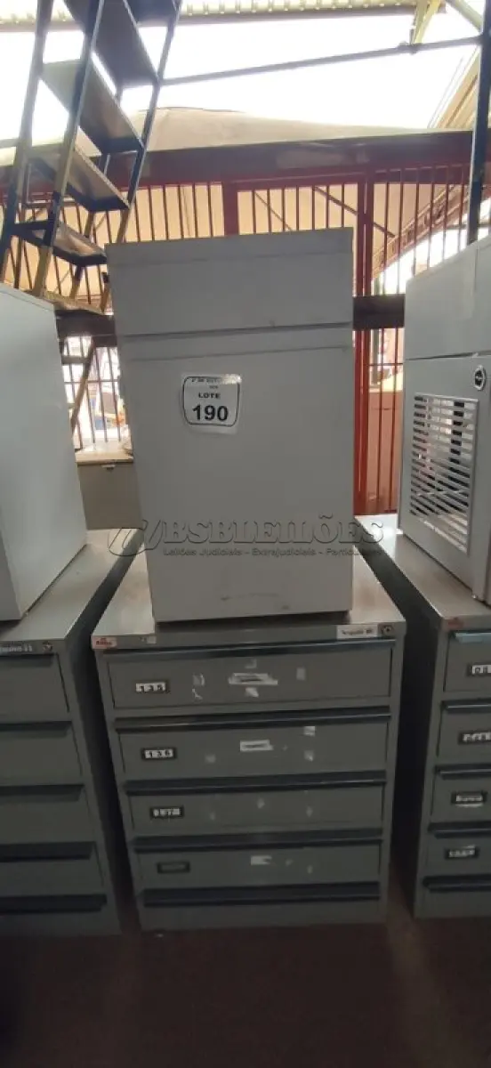 LOTE 190 - 01 ARQUIVO BAIXO DE AÇO COM 05 GAVETAS E 01 ARMÁRIO BAIXO COM 01 GAVETA E SUPORTE PARA CPU. (NO ESTADO) ATENÇÃO! FAZER A VISITAÇÃO ANTES DE ARREMATAR, NÃO SABEMOS SE FUNCIONA, LEILÃO NÃO TEM GARANTIA E NEM DEVOLUÇÃO, SUJEITO A POSSÍVEIS AVARIAS VISÍVEIS/OCULTAS E/OU AUSÊNCIA DE COMPONENTES.