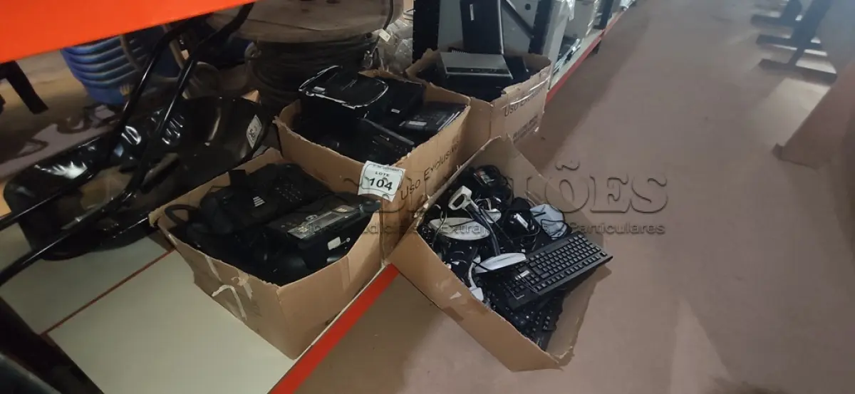 LOTE 104 - 01 LOTE COM GRANDE QUANTIDADE DE TECLADOS DE PC, LEITORES DE CÓDIGO DE BARRAS, APARELHOS DE TELEFONE FIXO E ELETRÔNICOS DIVERSOS. (NO ESTADO) ATENÇÃO! FAZER A VISITAÇÃO ANTES DE ARREMATAR, NÃO SABEMOS SE FUNCIONA, LEILÃO NÃO TEM GARANTIA E NEM DEVOLUÇÃO, SUJEITO A POSSÍVEIS AVARIAS VISÍVEIS/OCULTAS E/OU AUSÊNCIA DE COMPONENTES.