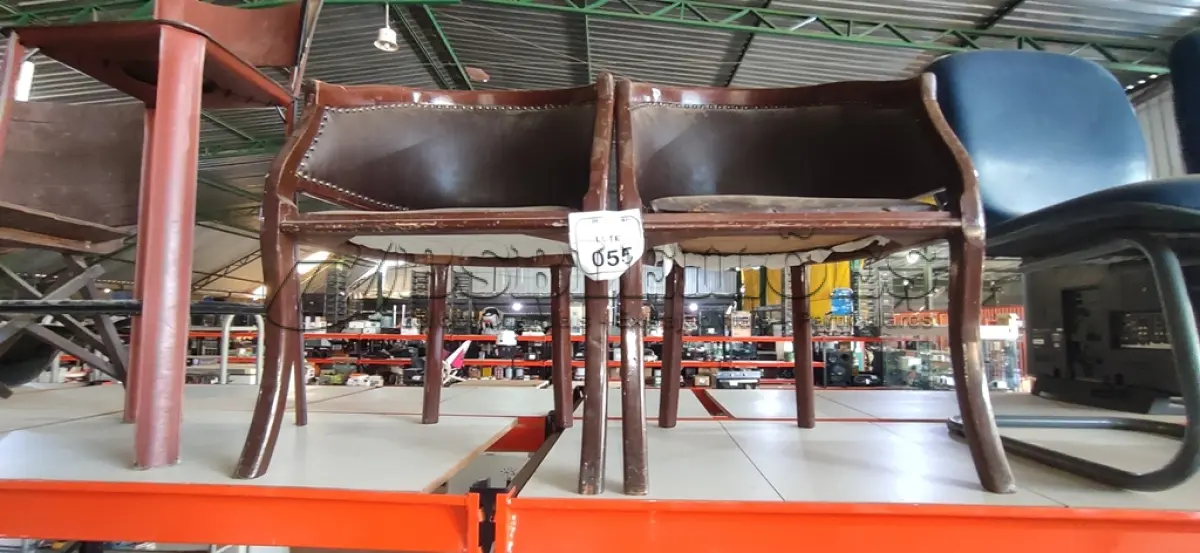 LOTE 055 - 02 CADEIRAS DE MADEIRA REVESTIDAS DE COURINO. (NO ESTADO) ATENÇÃO! FAZER A VISITAÇÃO ANTES DE ARREMATAR, NÃO SABEMOS SE FUNCIONA, LEILÃO NÃO TEM GARANTIA E NEM DEVOLUÇÃO, SUJEITO A POSSÍVEIS AVARIAS VISÍVEIS/OCULTAS E/OU AUSÊNCIA DE COMPONENTES.