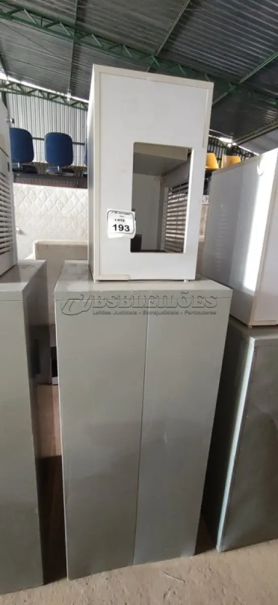 LOTE 193 - 01 ARQUIVO BAIXO DE AÇO COM 08 GAVETAS E 01 ARMÁRIO BAIXO COM 01 GAVETA E SUPORTE PARA CPU. (NO ESTADO) ATENÇÃO! FAZER A VISITAÇÃO ANTES DE ARREMATAR, NÃO SABEMOS SE FUNCIONA, LEILÃO NÃO TEM GARANTIA E NEM DEVOLUÇÃO, SUJEITO A POSSÍVEIS AVARIAS VISÍVEIS/OCULTAS E/OU AUSÊNCIA DE COMPONENTES.