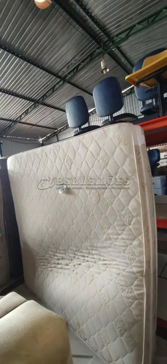 LOTE 226 - 01 COLCHÃO DE CASAL E 02 BASES. (NO ESTADO) ATENÇÃO! FAZER A VISITAÇÃO ANTES DE ARREMATAR, NÃO SABEMOS SE FUNCIONA, LEILÃO NÃO TEM GARANTIA E NEM DEVOLUÇÃO, SUJEITO A POSSÍVEIS AVARIAS VISÍVEIS/OCULTAS E/OU AUSÊNCIA DE COMPONENTES.