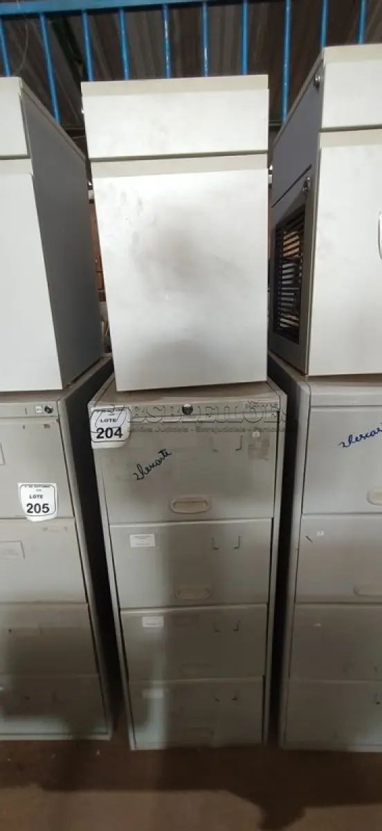 LOTE 204 - 01 ARQUIVO DE AÇO COM 04 GAVETAS E 01 ARMÁRIO BAIXO COM 01 GAVETA E SUPORTE PARA CPU. (NO ESTADO) ATENÇÃO! FAZER A VISITAÇÃO ANTES DE ARREMATAR, NÃO SABEMOS SE FUNCIONA, LEILÃO NÃO TEM GARANTIA E NEM DEVOLUÇÃO, SUJEITO A POSSÍVEIS AVARIAS VISÍVEIS/OCULTAS E/OU AUSÊNCIA DE COMPONENTES.